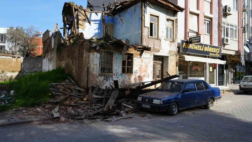 Edremit'te Korkutan Olay: Metruk Bina Otomobilin Üzerine Düştü!  - Haberler