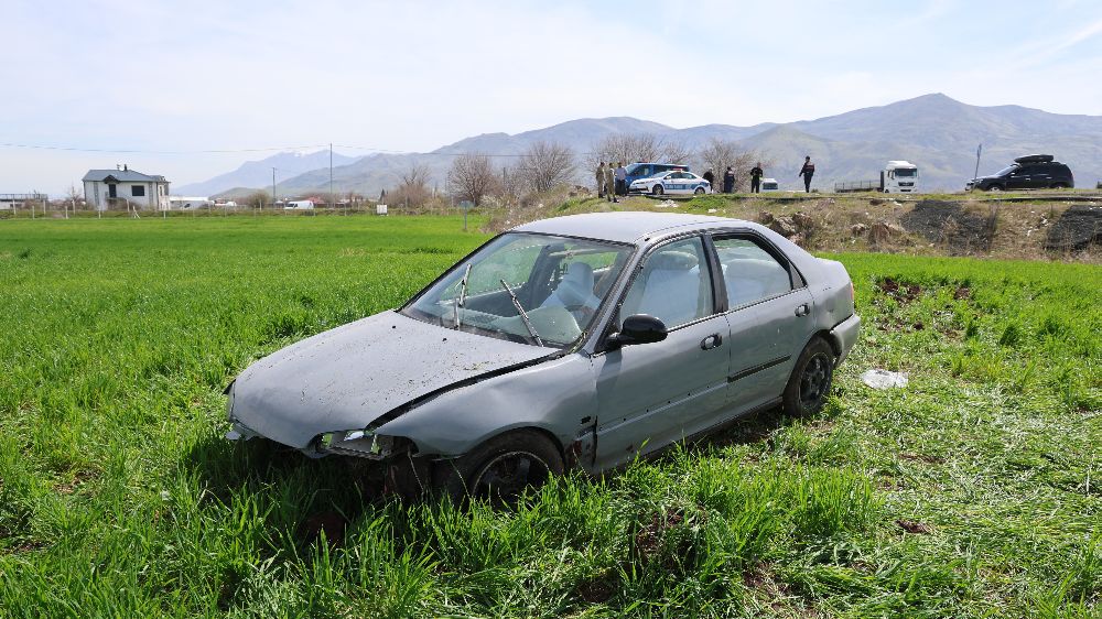 Elazığ’da otomobil tarlaya uçtu;  3 kişi yaralandı