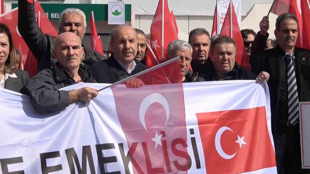 Emekli polisler Bursa’da 15 Temmuz Demokrasi Meydanı’nda buluştu