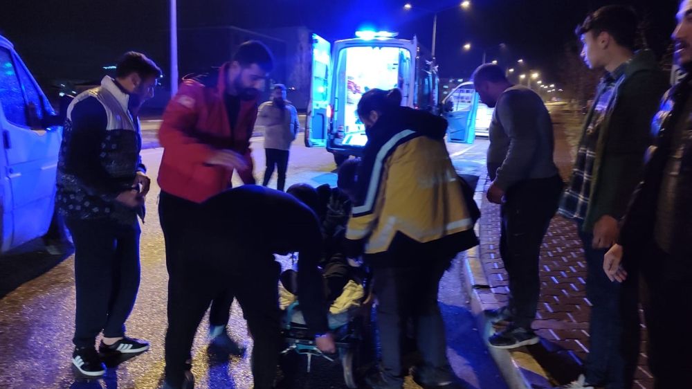 Erzincan'da Araç Çarpıştı: 2 Kişi Hastaneye Kaldırıldı - Haberler