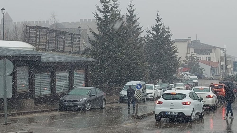 Erzurum’a  sürprizi kar yağışı