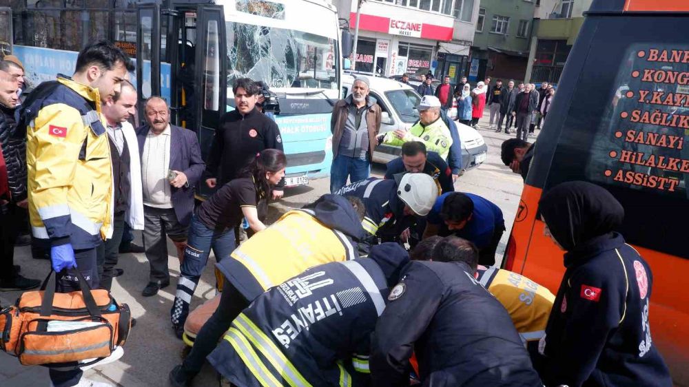 Erzurum'da Trafik Kazasında 14 Kişi Yaralandı, 3 Araç Karıştı