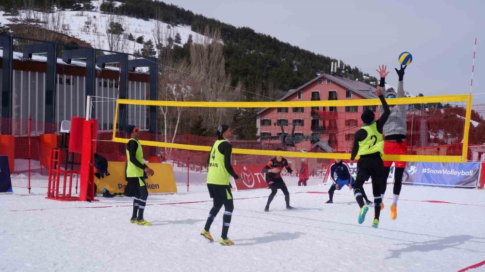 Erzurum Palandöken'de Uluslararası Kar Voleybolu Turnuvası Başlıyor