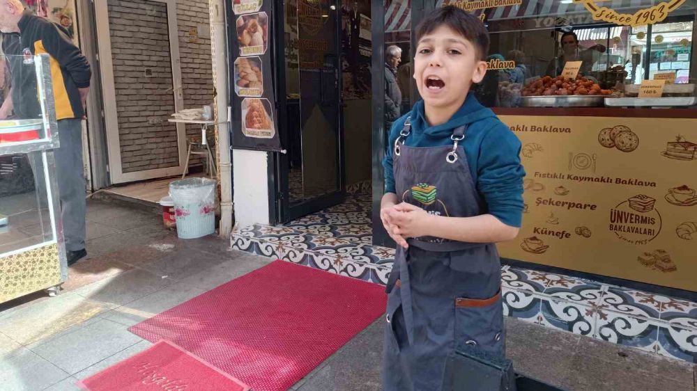 Eskişehir'de 8 Yaşındaki Emre Dumanlıdağ, Ailesinin Tatlıcı Dükkanında Satış Yapıyor - Haberler