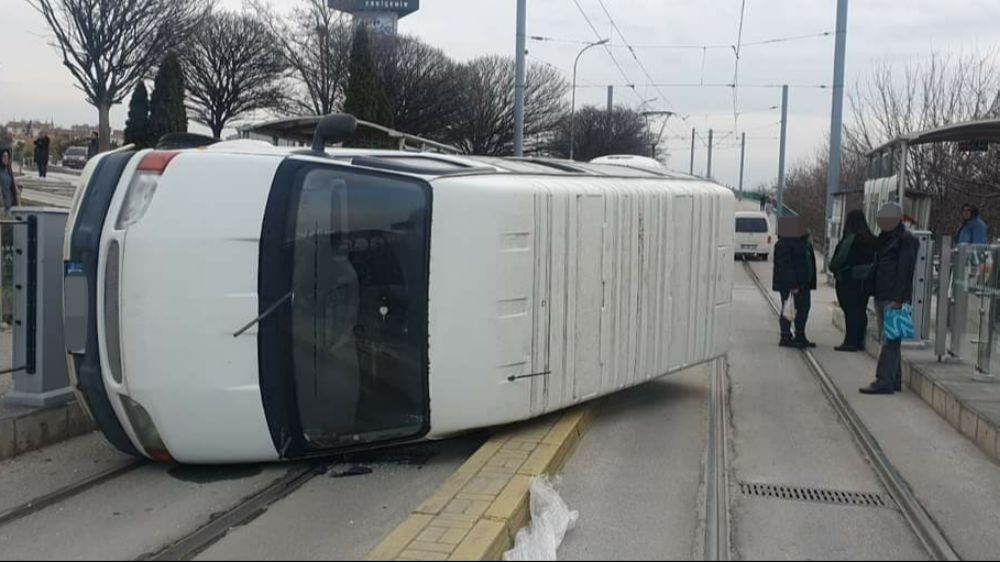 Eskişehir'de Tramvay Yolunda Minibüs Devrildi! Seferlerde Aksamalar!