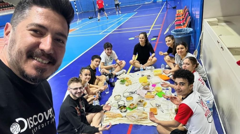 Eskişehirli Genç Badmintoncular İftar Sonrası Antrenmanlarını Sürdürdü