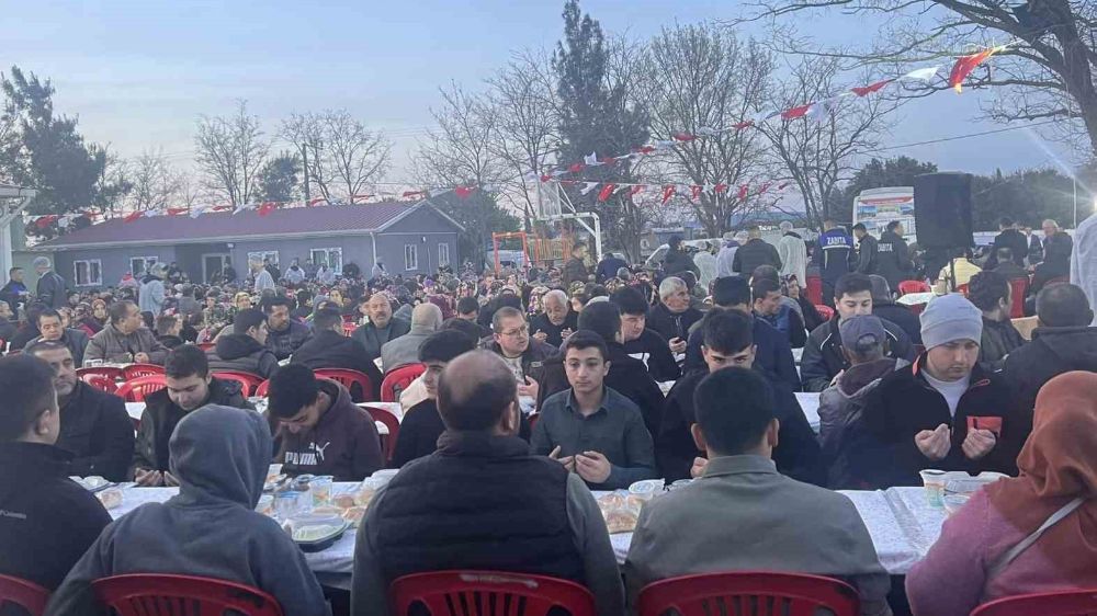 Ezine Belediyesi’nin mahalle iftarları vatandaşı bir araya getirmeye devam ediyor