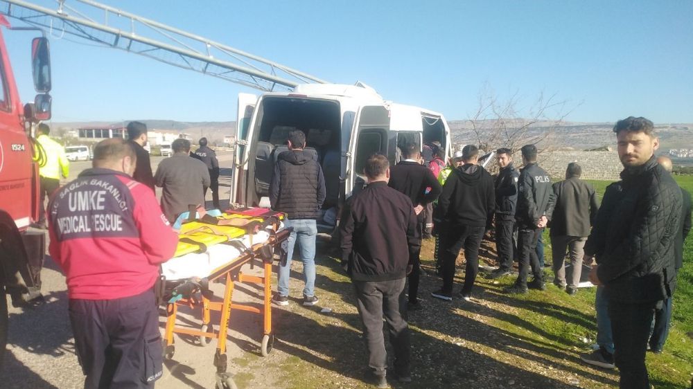 Gaziantep’de kontrolden çıkan işçi servisi direğe çarptı: 16 yaralı
