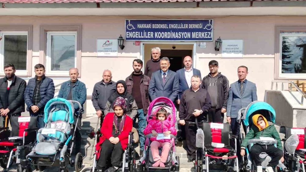 Hakkari’de 10 bedensel engelli vatandaşa  sandalye desteği