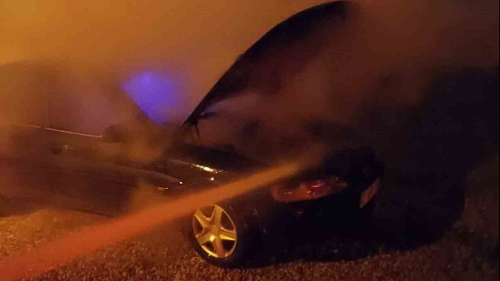 Hatay'da Otomobil Yangını: İtfaiye Alevlere Anında Müdahale Etti