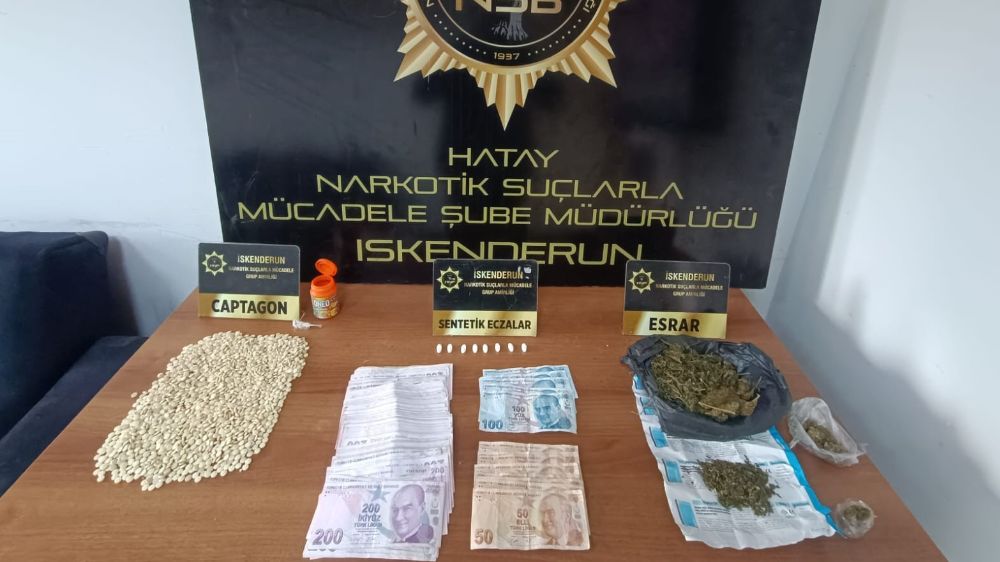 Hatay Polisi Şahsın Evinde Uyuşturucu ve Nakit Parayı Buldu - Haberler
