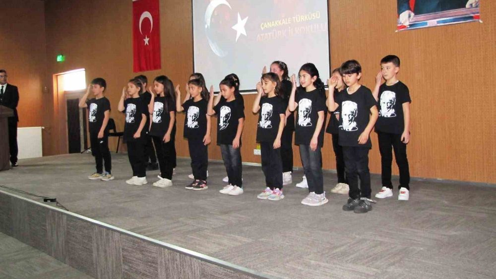 İşitme Engelliler İçin Özel Performans: Hisarcık'ta Çanakkale Türküsü İşaret Diliyle Yorumlandı - Haberler 
