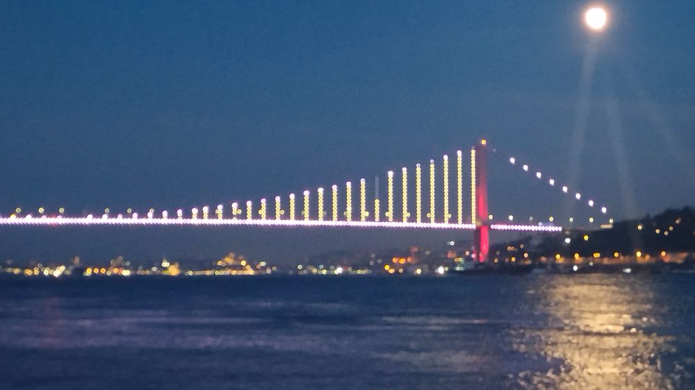 İstanbul Boğazı'nda Dolunay: 15 Temmuz Şehitler Köprüsü ile Mükemmel Manzara - Haberler