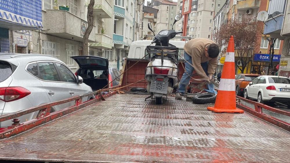 İstanbul'da Motosiklet Hırsızını Tek Kamera Tespit Etti: Ayağı Alçılı Hırsız Tutuklandı! - Haberler
