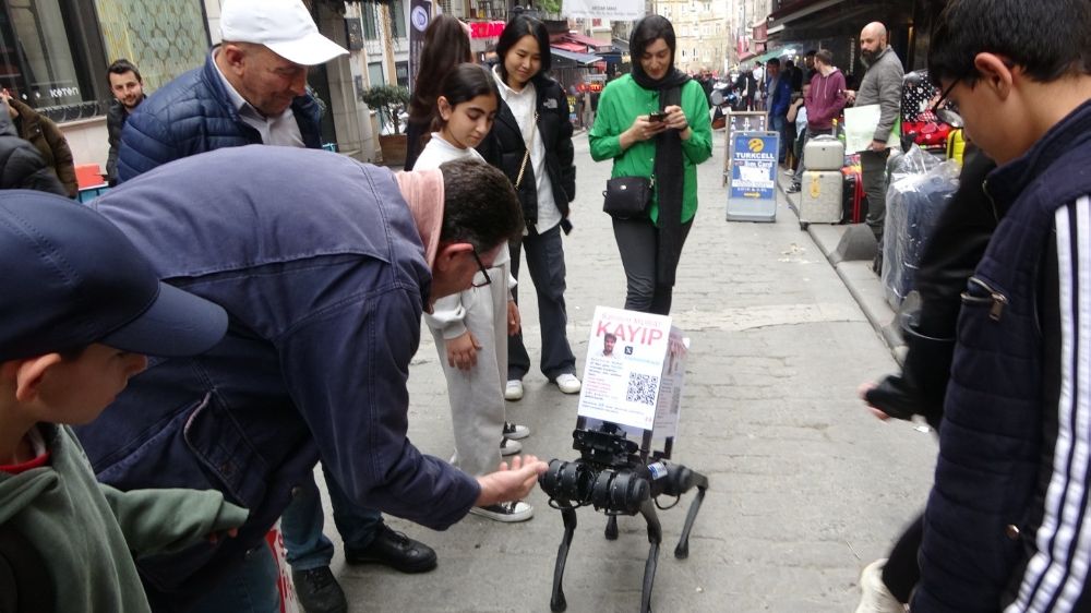 İstanbul'da Sahibi Aranan Robot Köpek: Taksim'de Eğlenceli Anlar- Haberler