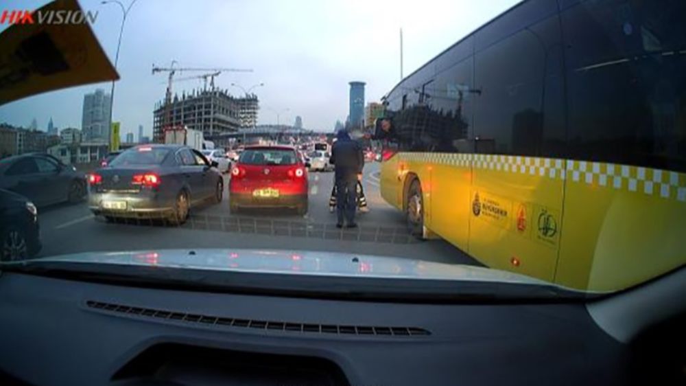 İstanbul'da Trafik Kavgası: Otobüs Şoförü Motosikletlilere Biber Gazıyla Yanıt Verdi - Haberler