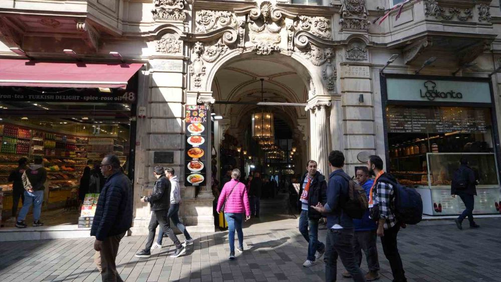 İstiklal Caddesi'nde Gizemli Tünel: Rumeli Han Restorasyonu Sırasında Keşfedildi! - Haberler