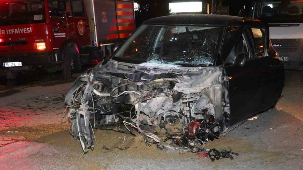 İzmir’de refüje çarpan otomobil taklalar attı sürücüsü Hayatını kaybetti