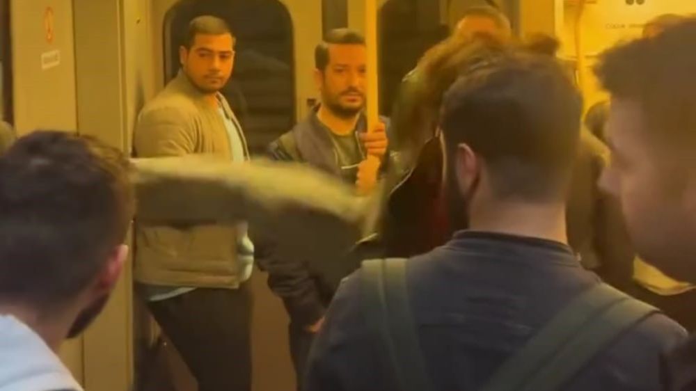 İzmir’de seferler gecikince vatandaş metroyu tekmeledi - Haberler