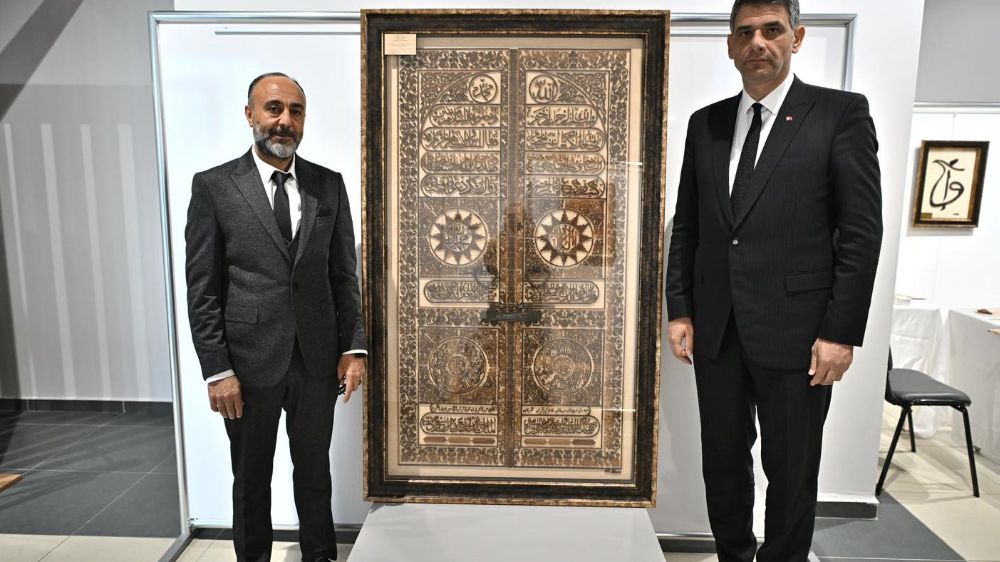 Kabe'nin Altın Kapısı ve Diğer Eserler: Kartepe'de Muzaffer Okur Sergisi Açıldı - Haberler