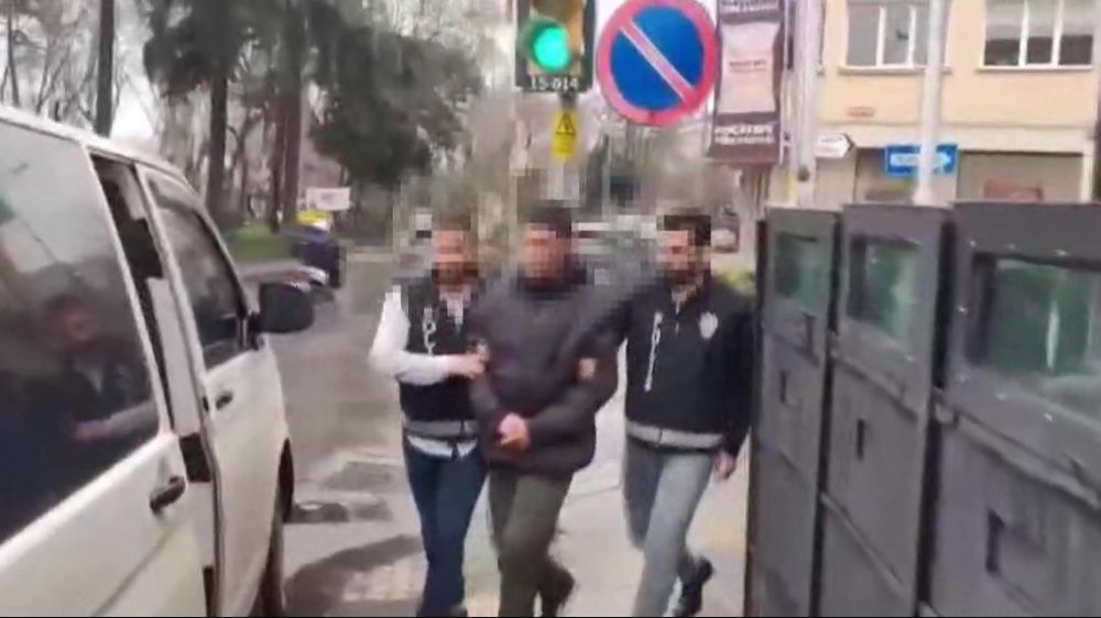 Kadıköy'de Ticari Taksiciye Bıçaklı Saldırı: 3 Çocuk Yakalandı, Bir Kişi Tutuklandı!