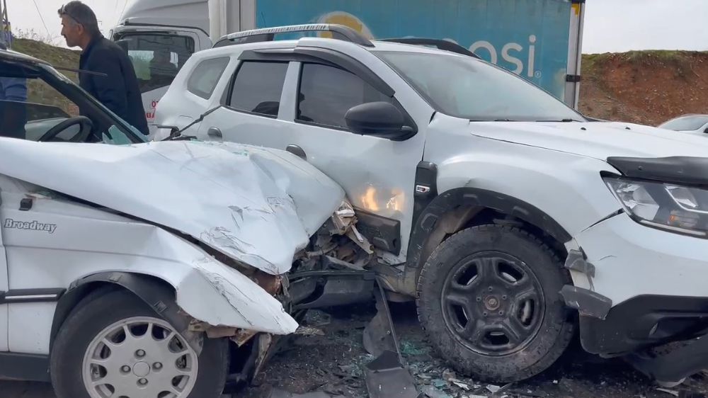 Kahta'da Otomobil Kazası: Sürücüler Yaralandı, Soruşturma Başladı