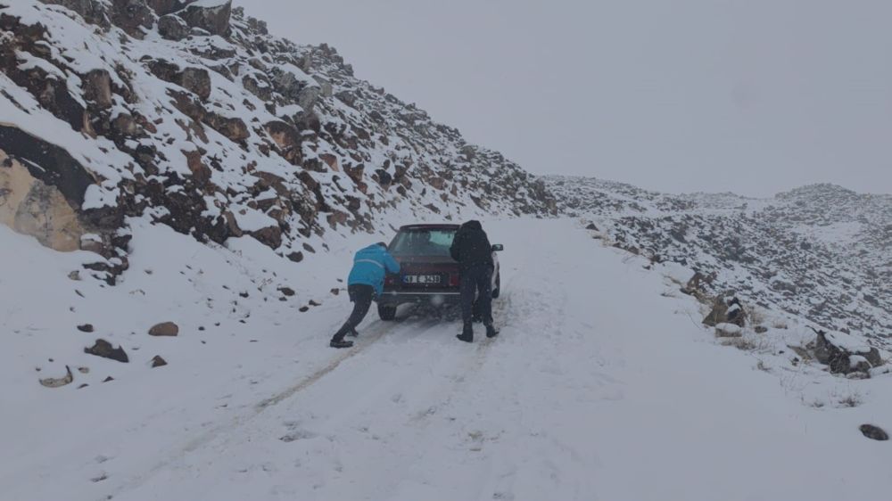 Kar Yağışı Bitlis'in Adilcevaz İlçesinde Hayatı Felç Etti - Haberler