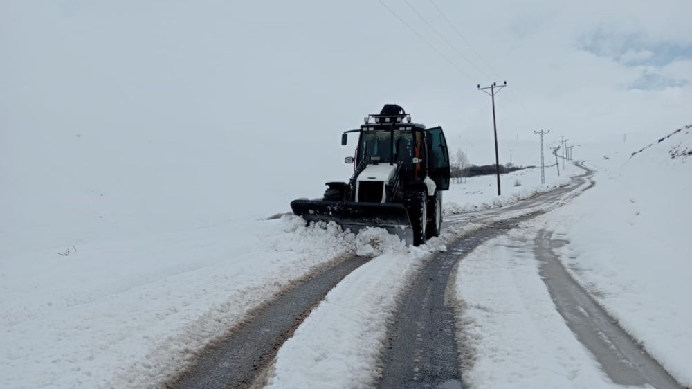 Kar yağışı Bitlis'te köy yollarını ulaşıma kapattı