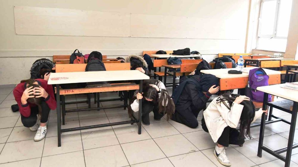 Karabük'te Deprem Bilinci Yükseliyor: Tatbikatlarla Öğrenciler Hazırlıklı Oluyor!