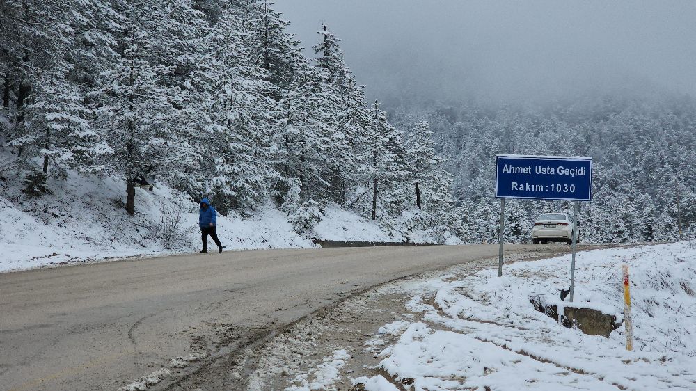 Karabük'te Mart ayında kar yağışı Doğa beyaz örtüyle kaplandı