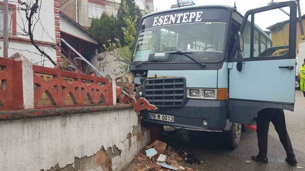 Karabük’te yolcu dolu minibüs kazasında 5 kişi yaralandı