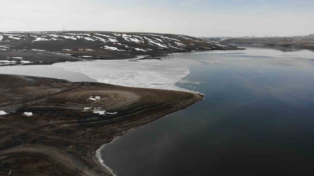Kars Baraj Gölü'nde Buzlar Eridi! Sıcak Havalar Barajı Etkiledi