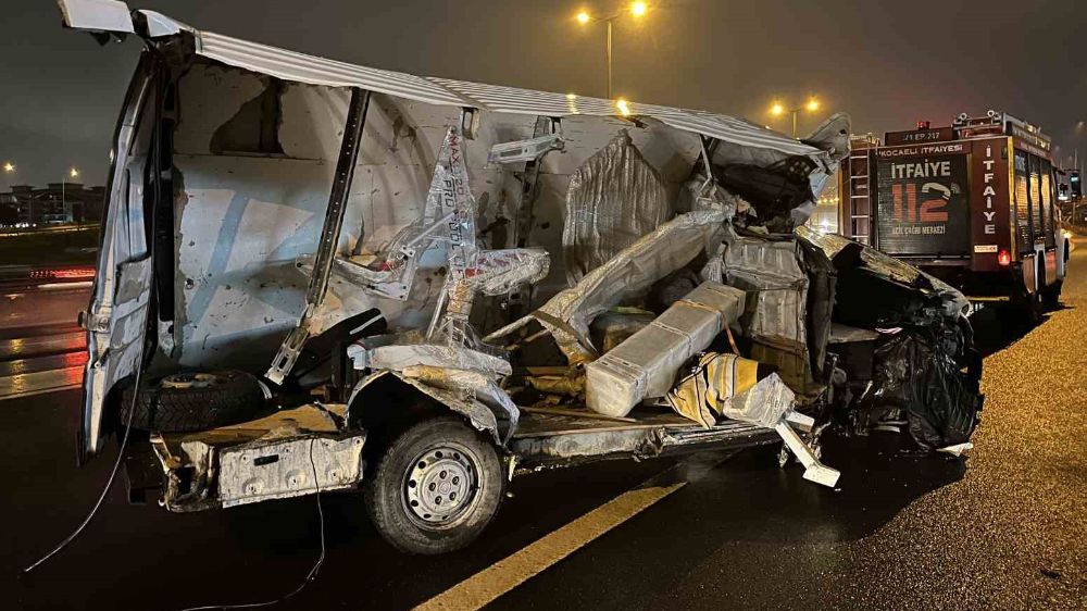 "Kartepe'de Kaza: Panelvanın Tıra Çarpmasıyla Sürücü Hayatını Kaybetti