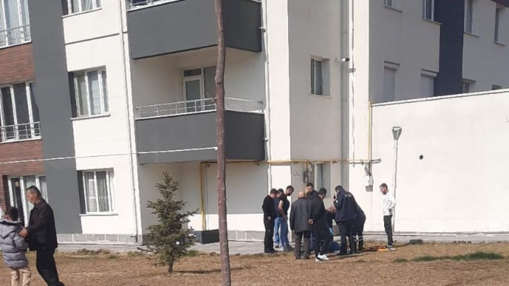 Kayseri'de Balkondan Düşen Şahıs Ağır Yaralandı