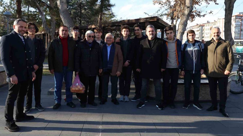 Kayseri'de Büyükşehir Belediye Başkanı Büyükkılıç, Esnaf Ziyaretlerine Yoğun İlgi Gördü