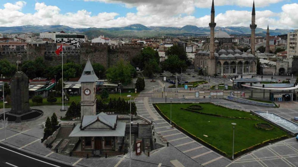 Kayseri'de Seçim Heyecanı: Büyükşehir Belediye Başkanlığı için 27 Aday Yarışacak!