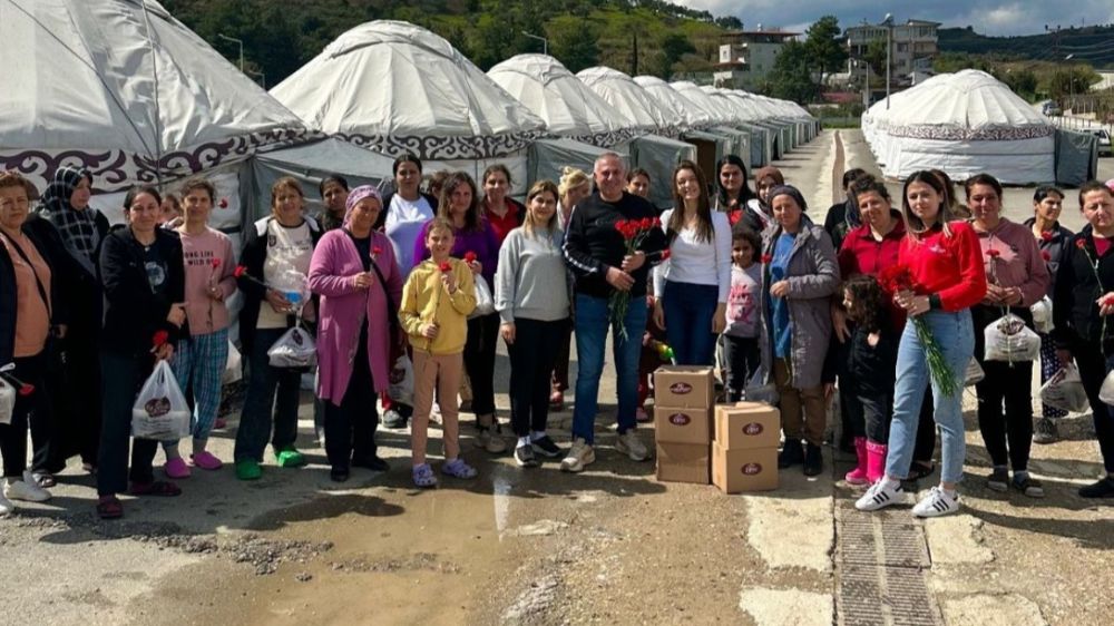 Kebapçı Yaşar Aydın, Depremzedelere Moral Desteğiyle Kadınların 8 Mart'ını Kutladı