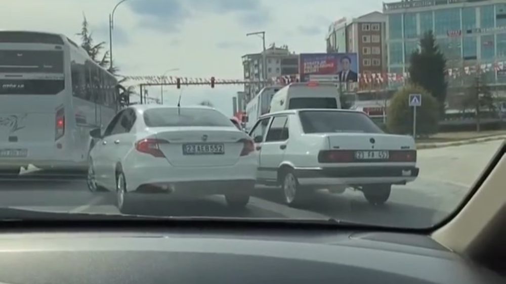 Kendi eğlenceleri için trafiği böyle tehlikeye attılar