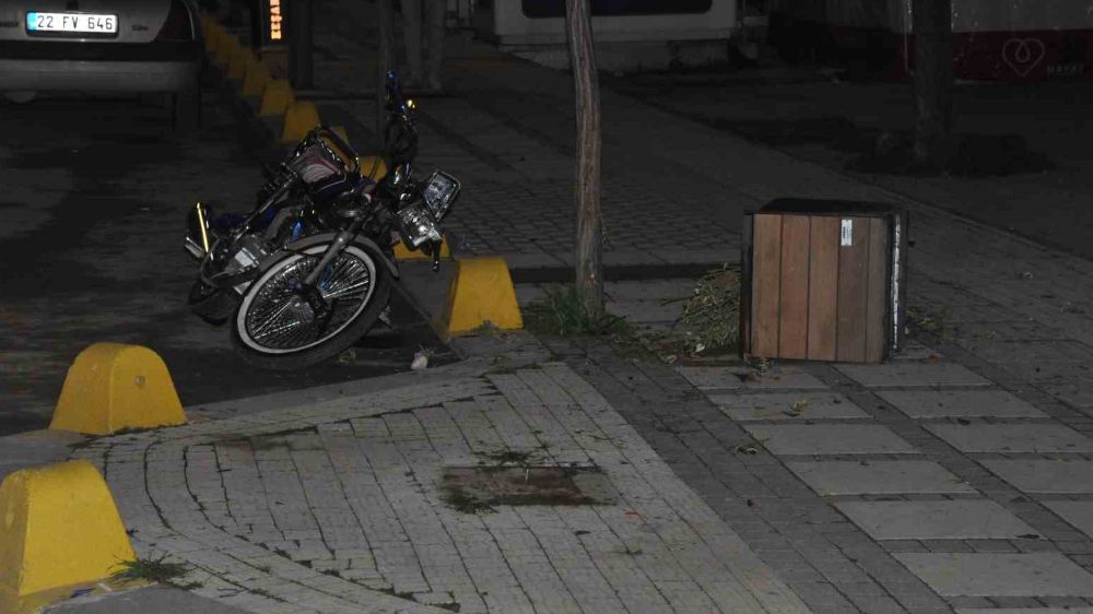 Keşan'da Mot Bisikleti ve Otomobil Kaza Yaptı: 2 Yaralı Var