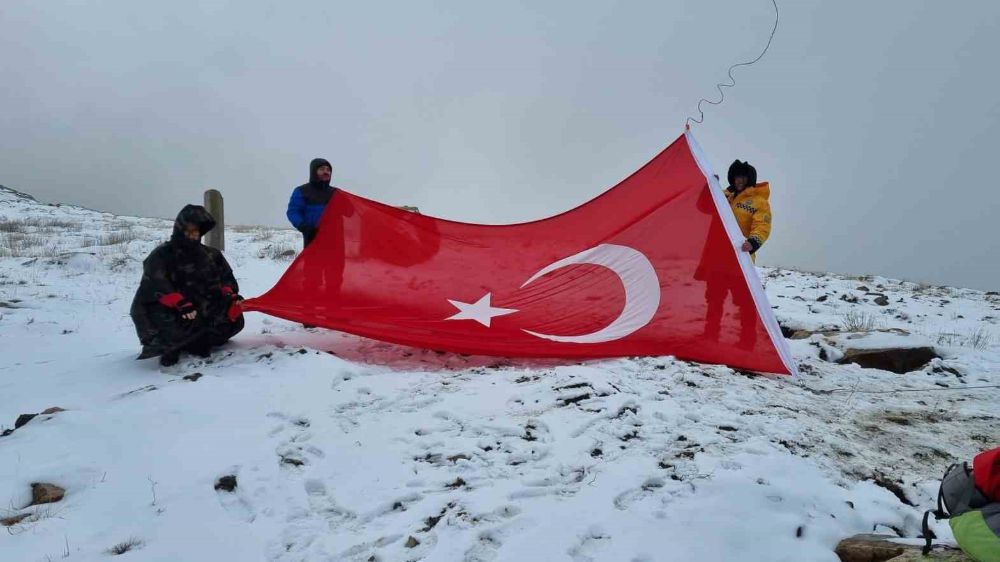 Kırşehir Gençlik ve Spor İl Müdürlüğü Dağcılık Kulübü, Bayraktepe'de Türk Bayrağı Değiştirdi