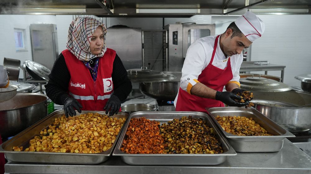 Kızılay'dan Muş'ta 1200 Aileye Sıcak Yemek Yardımı!