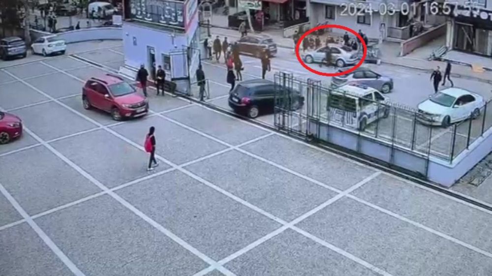 Kocaeli'de Güvenlik Kamerasına Yansıyan Olay: Ehliyetsiz Sürücü Polisi Sürükledi