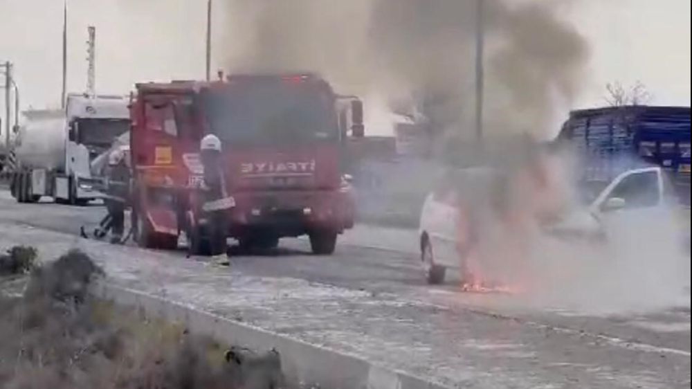 Konya Karapınar'da Otomobil Yangını: Araç Kullanılamaz Hale Geldi