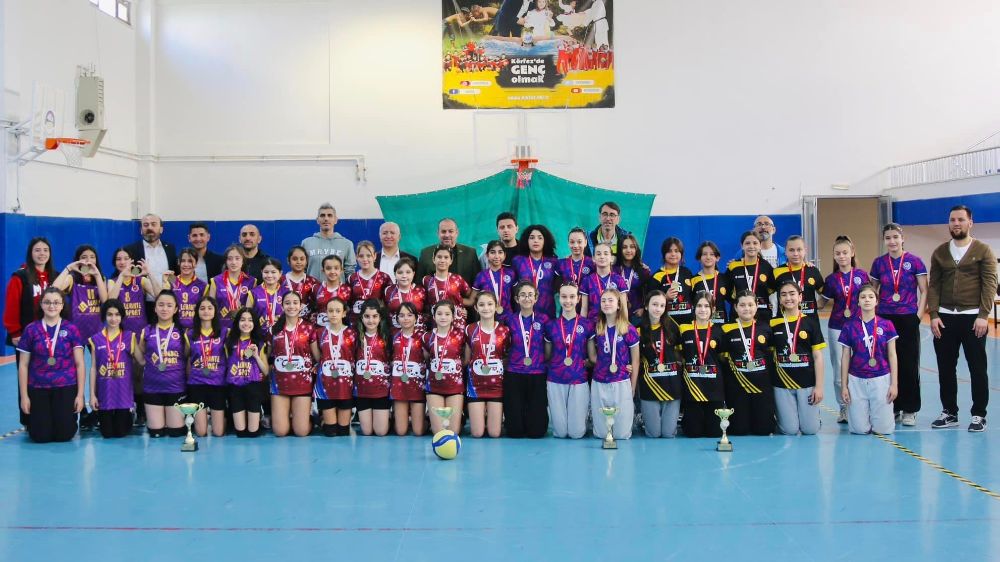 Körfez'de Heyecan Dolu Voleybol Turnuvası: Uluğbey Ortaokulu Şampiyon Oldu - Haberler