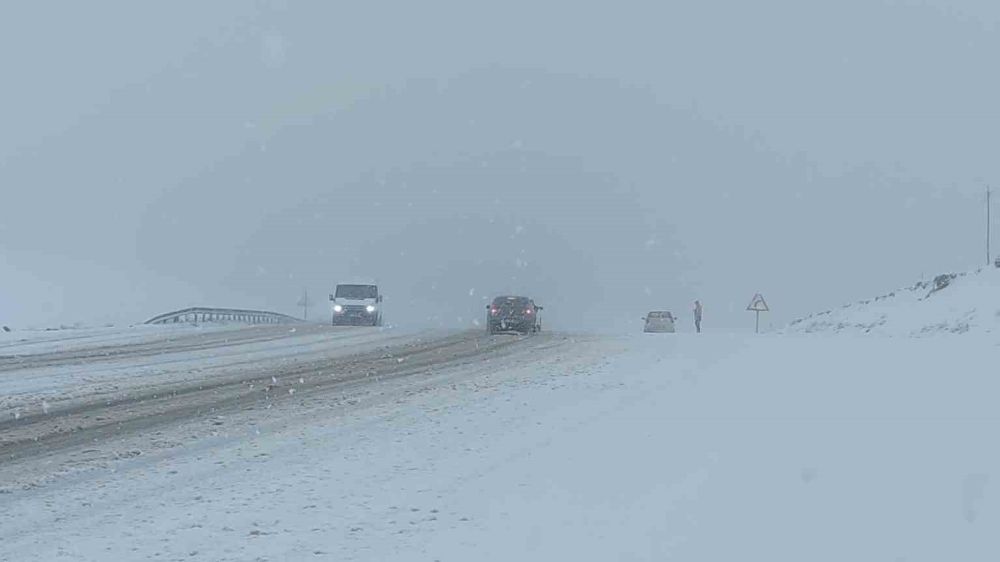 Kurubaş ve Güzeldere Geçitlerinde Kar Yağışı ve Sis Sürücülere Zor Anlar Yaşatıyor - Haberler 