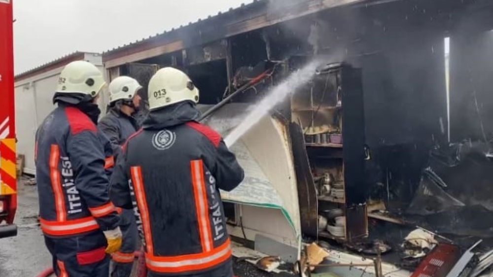 Malatya'da Konteyner Kentte Yangın: İtfaiye Ekiplerinin Müdahalesiyle Söndürüldü - Haberler