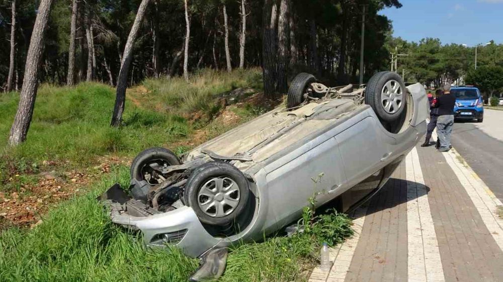 Manavgat’ta korkunç kaza; otomobil takla attı
