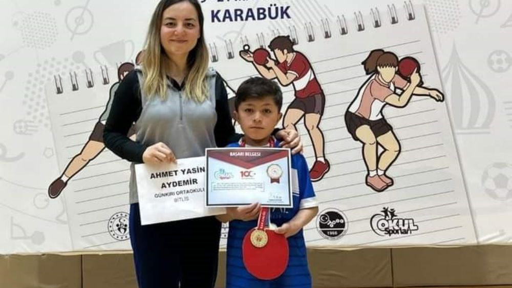 Masa Tenisi Yıldızlar Türkiye Birinciliği yarışmasında, Şampiyon oldu