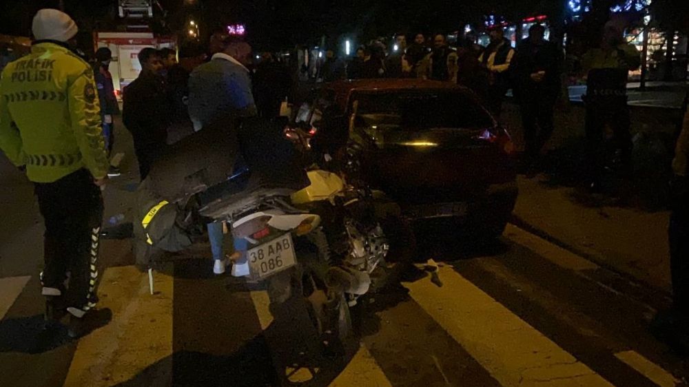 Motosiklet park halindeki arabalara çarptı: 2 kişi yaralı
