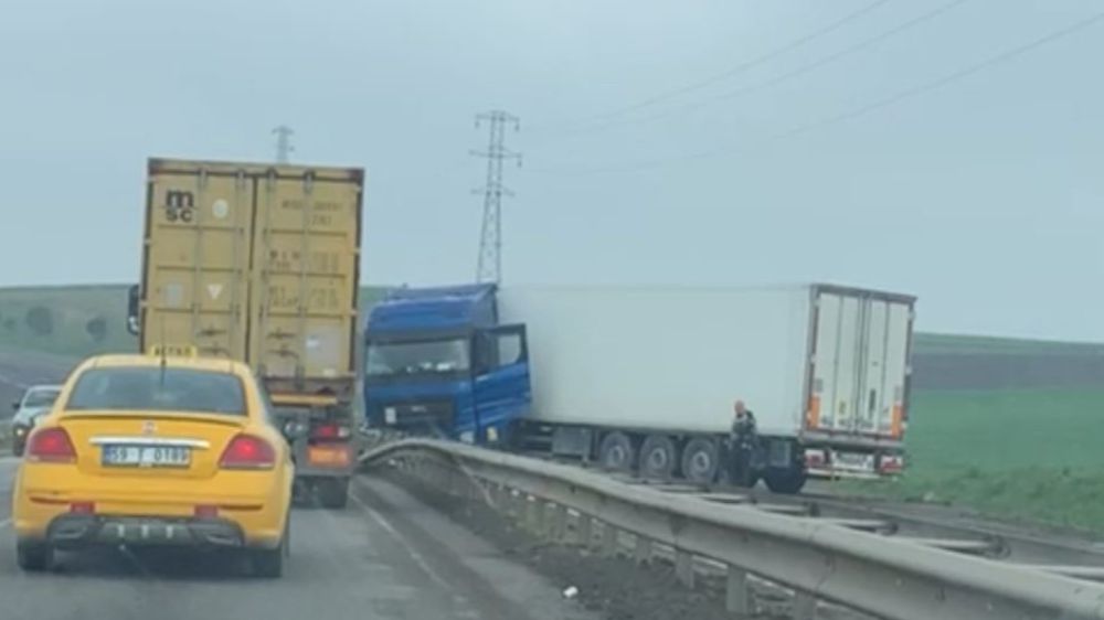 Muratlı-Süleymanpaşa yolunda  kontrolden çıkan tır kazaya neden oldu